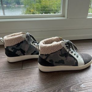 Blondo Waterproof
Suede Grey Camo
Sherpa Trim High-top
Sneakers